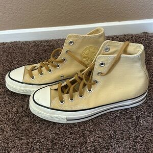 Yellow converse!